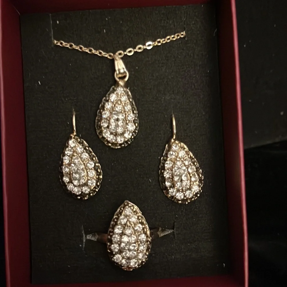 Jewelry Set - Picture 2 of 2